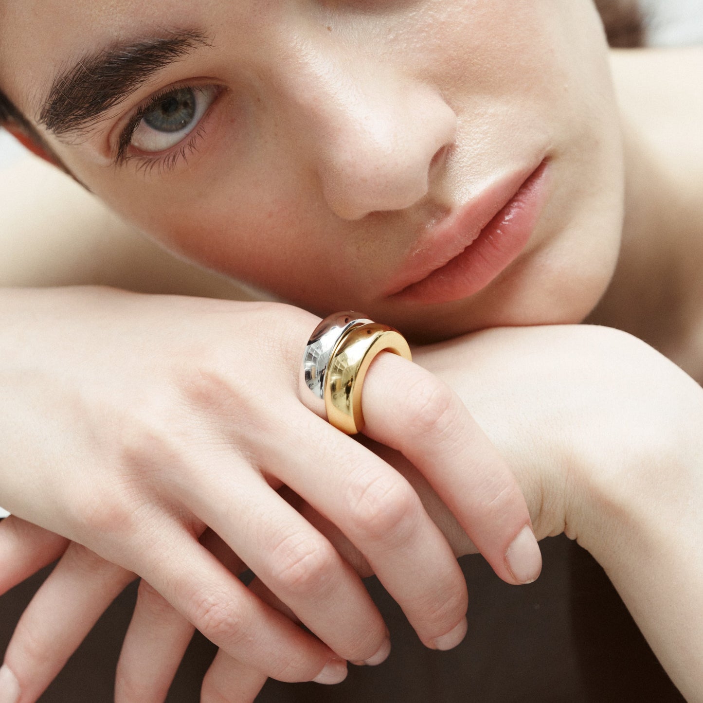 El anillo: conjunto oro y plata